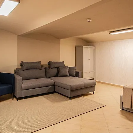 Modern And Spacious In Center Praga