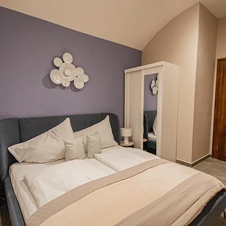 Modern And Spacious In Center Praga