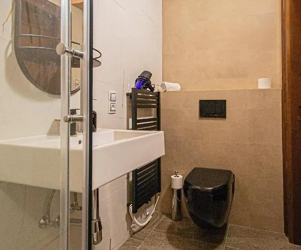 Modern And Spacious In Center Praga