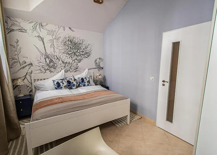 Modern And Spacious In Center *