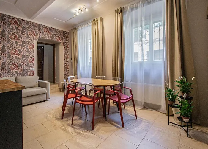 Modern And Spacious In Center *