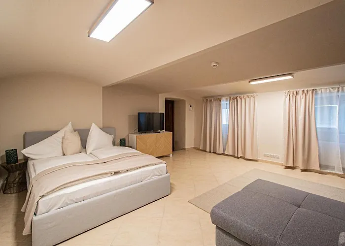Modern And Spacious In Center Praga