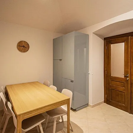 Modern And Spacious In Center *